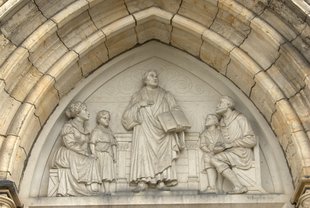 Relief über dem Hauptportal